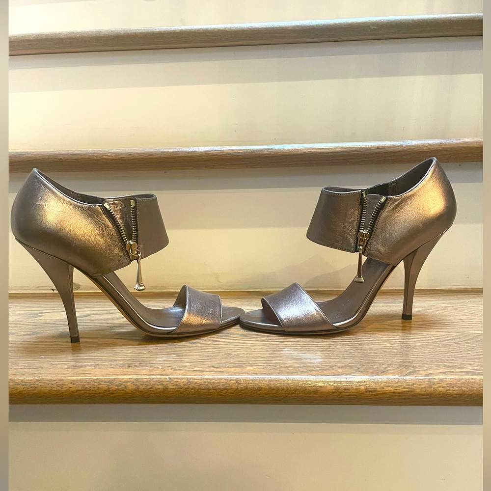 Gucci Sandal Pump- Authentic size 7.5/38- Silver/Pewter